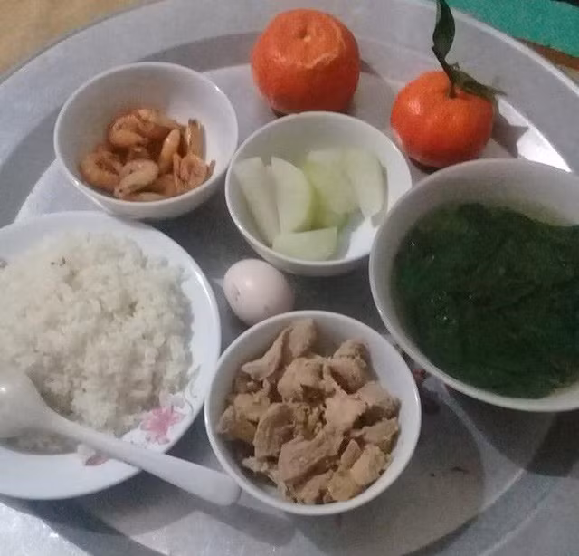 Khoe mâm cơm cữ do chồng nấu, mẹ trẻ khiến nhiều chị em thắc mắc với món tráng miệng này