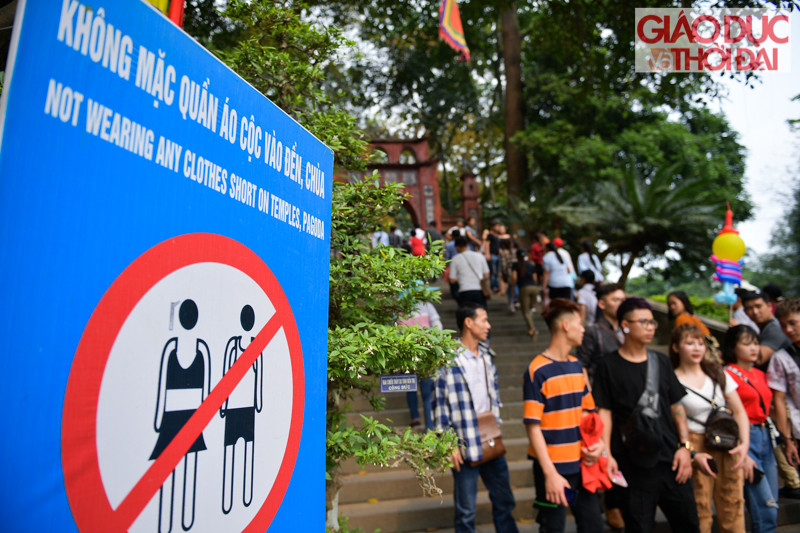 Nhiều biển “không mặc quần áo cộc vào đền chùa” được đặt tại khuôn viên Đền Hùng.