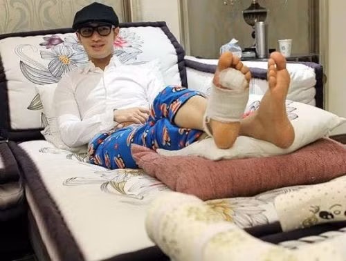 Huỳnh Hiểu Minh bó bột trên giường bệnh sau khi bị chấn thương từ bộ phim Bạch phát ma nữ.