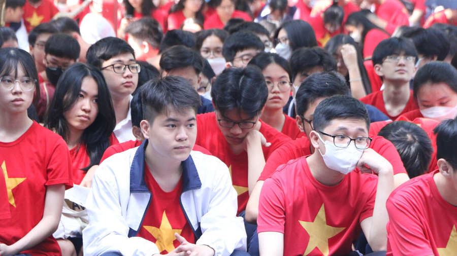 Các em học sinh Trường Lương Thế Vinh chăm chú lắng nghe chia sẻ từ vị nữ diễn giả về bài học tinh thần nghị lực. Các em học sinh Trường Lương Thế Vinh chăm chú lắng nghe chia sẻ từ vị nữ diễn giả về bài học tinh thần nghị lực.