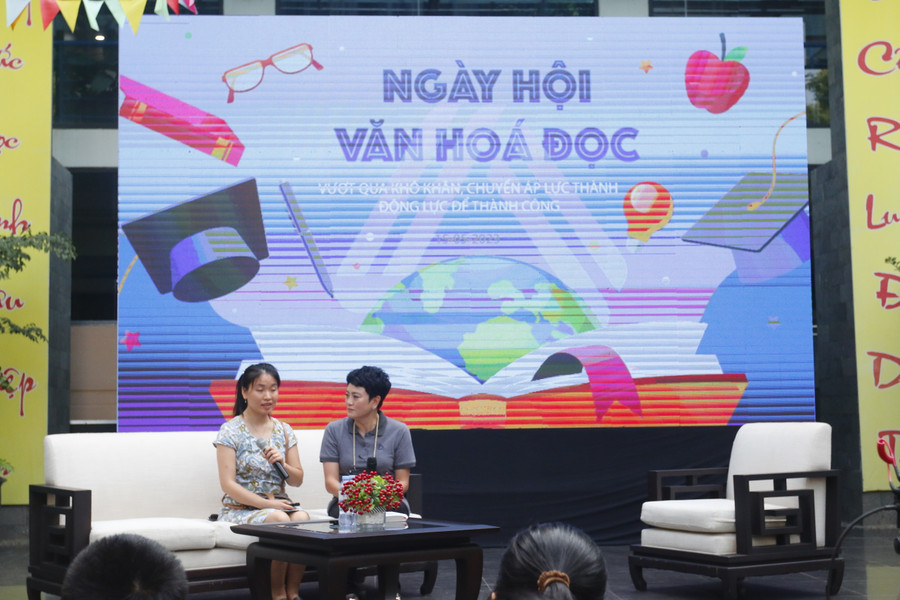 Những câu hỏi thắc mắc của học sinh đều được diễn giả trao đổi, trả lời ngay tại sân khấu. Những câu hỏi thắc mắc của học sinh đều được diễn giả trao đổi, trả lời ngay tại sân khấu.