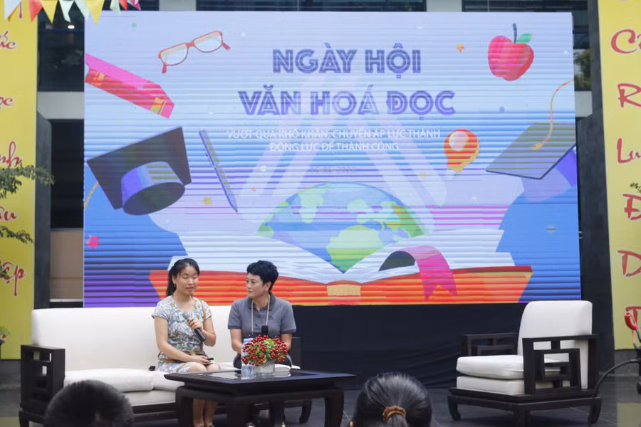 Những câu hỏi thắc mắc của học sinh đều được diễn giả trao đổi, trả lời ngay tại sân khấu.