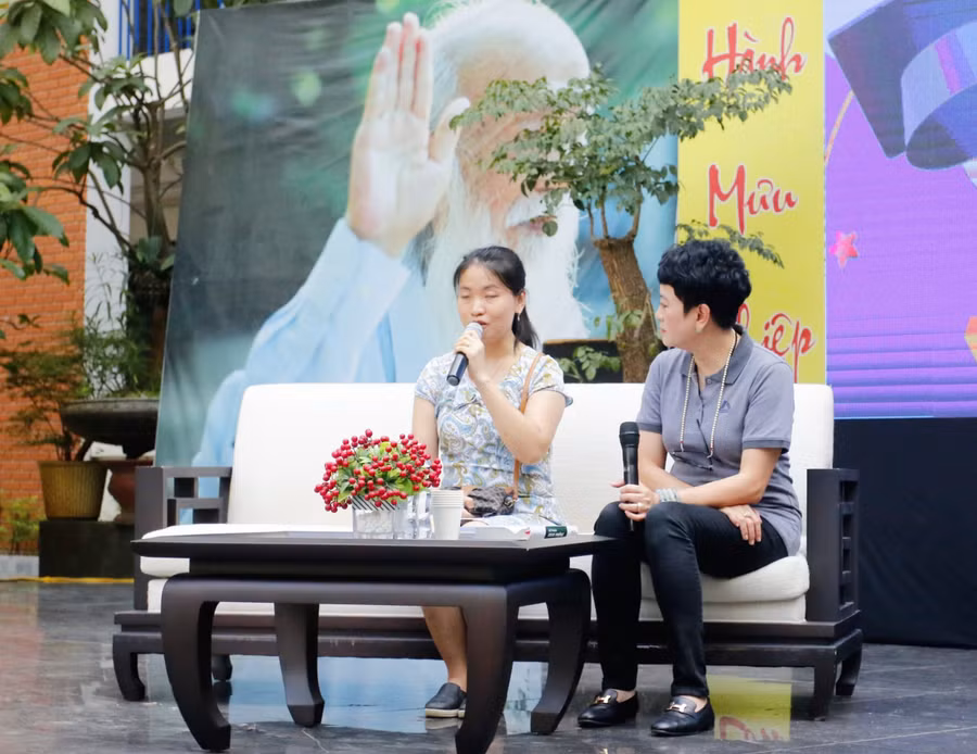 Chị Đào Thu Hương (trái) chia sẻ về hành trình nỗ lực học tập của mình tới các em học sinh Trường Lương Thế Vinh. 