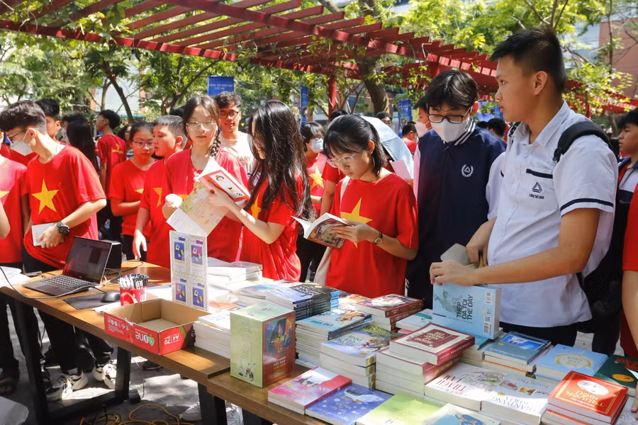 Tại ngày hội, học sinh của trường còn được lựa chọn nhiều đầu sách các loại để về nhà đọc.