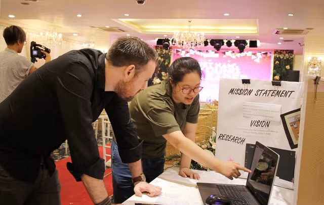 Chuyên gia đào tạo du học người Mỹ EaMonn tham quan khu triển lãm của các dự án.