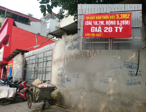 Mảnh đất chỉ rộng như một bức tườngđược rao bán đắt gấp 4 lần một căn chung cư cao cấp tại Hà Nội.Hiện tại, giá thị trường đất mặt tiềnở đoạn đường này rơi vào khoảng 350 triệu/m2.
