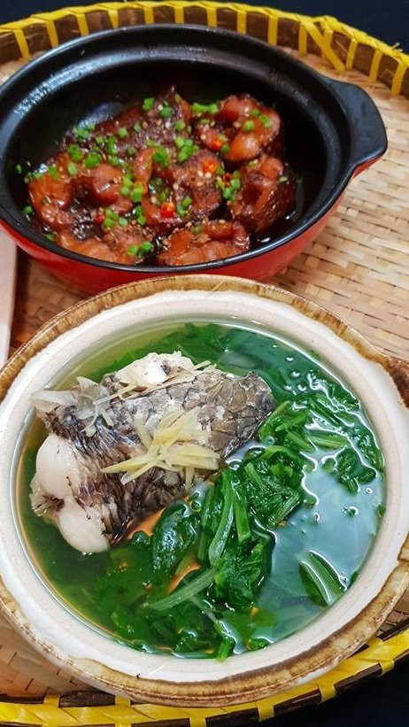 Vợ cực khéo tay, nấu bữa cơm ngon lành chỉ từ một con cá lóc ảnh 1 Hàng ngày, chị Hồng Toàn (38 tuổi) luôn dành thời gian vào bếp để nấu những món ăn ngon cho chồng và hai cậu con trai.