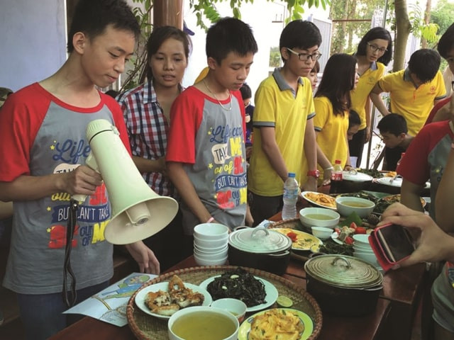 Hoạt động trải nghiệm giúp HS có thêm kĩ năng sống và gắn bó đoàn kết. Ảnh: Thanh Long
