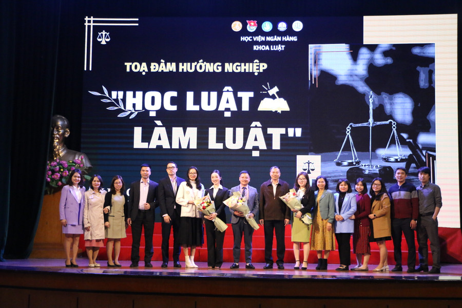 Lãnh đạo Khoa Luật và các diễn giả khách mời chụp hình sau buổi tọa đàm.