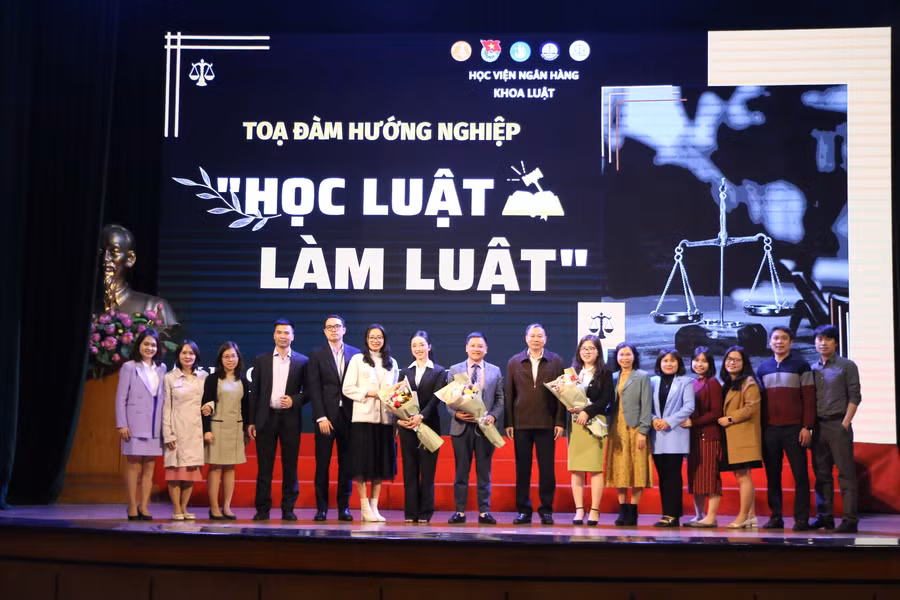 Lãnh đạo Khoa Luật và các diễn giả khách mời chụp hình sau buổi tọa đàm.