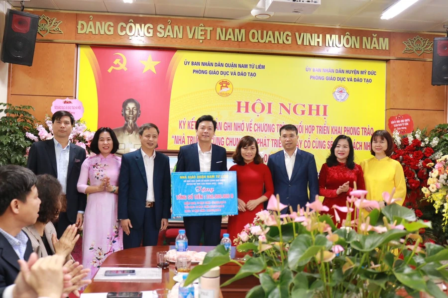 Đại diện ngành Giáo dục quận Nam Từ Liêm tặng quà đỡ đầu cho các em học sinh đặc biệt khó khăn của huyện Mỹ Đức với tổng số tiền 240 triệu đồng.