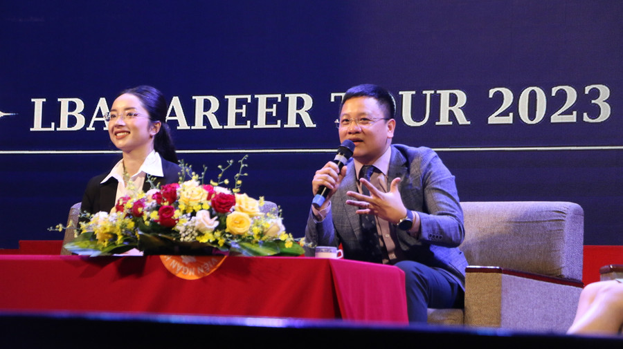 LS Nguyễn Tuấn Ngọc (phải) trao đổi ý kiến cùng sinh viên.