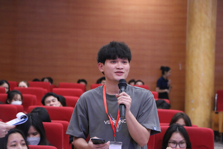 Phần giao lưu giữa các diễn giả với sinh viên