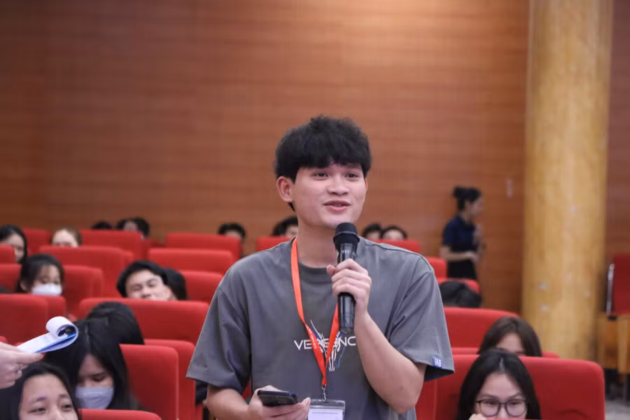 Phần giao lưu giữa các diễn giả với sinh viên