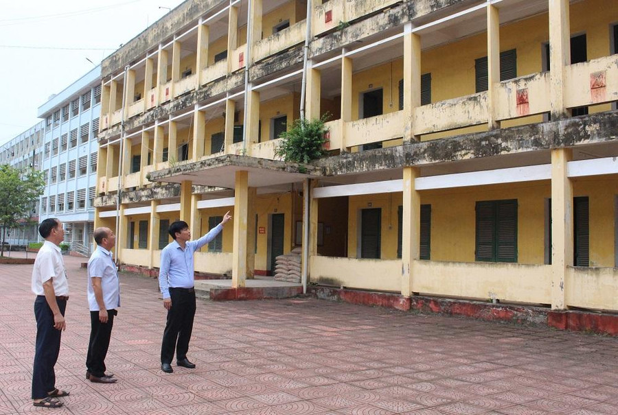 Nhà H2 lẻ, khu nội trú trường Đại học Sư phạm xuống cấp nghiêm trọng, không thể sử dụng. Nhà H2 lẻ, khu nội trú trường Đại học Sư phạm xuống cấp nghiêm trọng, không thể sử dụng.