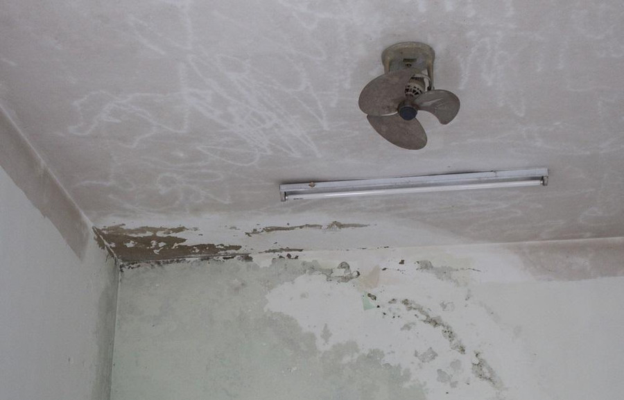Tường bong tróc, ngấm nước, hệ thống quạt không thể sử dụng. Tường bong tróc, ngấm nước, hệ thống quạt không thể sử dụng.