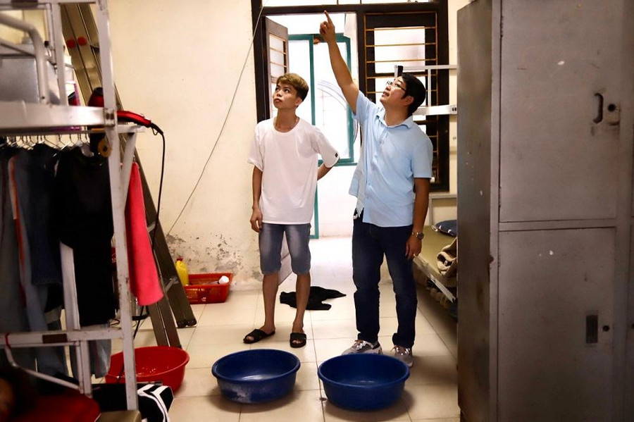 Trần nhà bị dột, sinh viên phải dùng chậu hứng nước. Trần nhà bị dột, sinh viên phải dùng chậu hứng nước.
