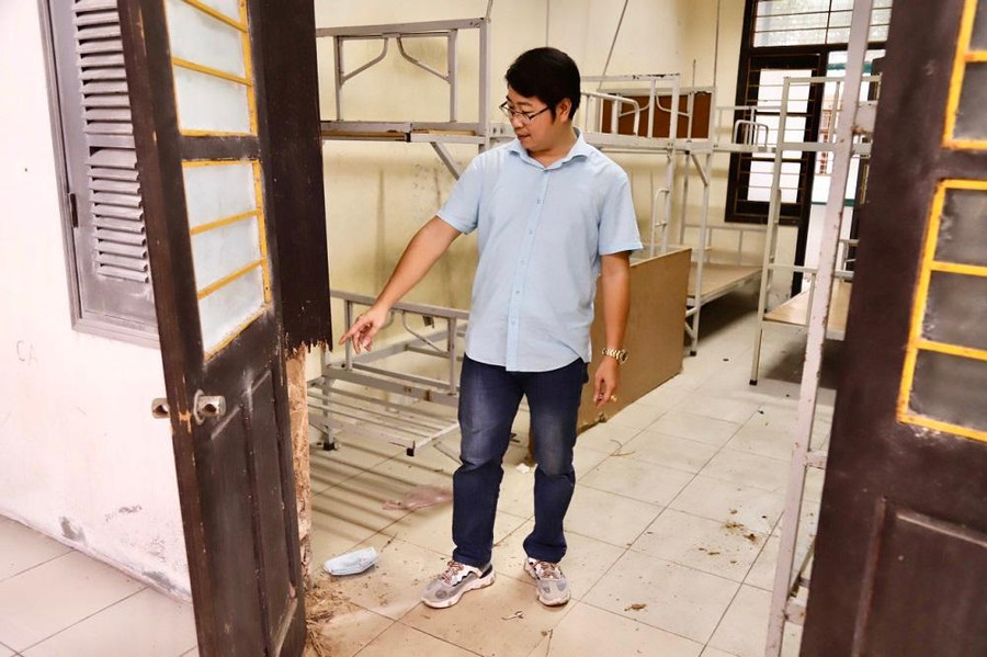 Hệ thống cửa đã mục nát. Hệ thống cửa đã mục nát.