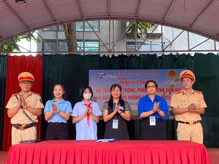 Ký cam kết giữa đại diện học sinh toàn trường, Chi đoàn, Liên đội và Ban giám hiệu về chấp hành nghiêm các quy định về an toàn giao thông. Ký cam kết giữa đại diện học sinh toàn trường, Chi đoàn, Liên đội và Ban giám hiệu về chấp hành nghiêm các quy định về an toàn giao thông.