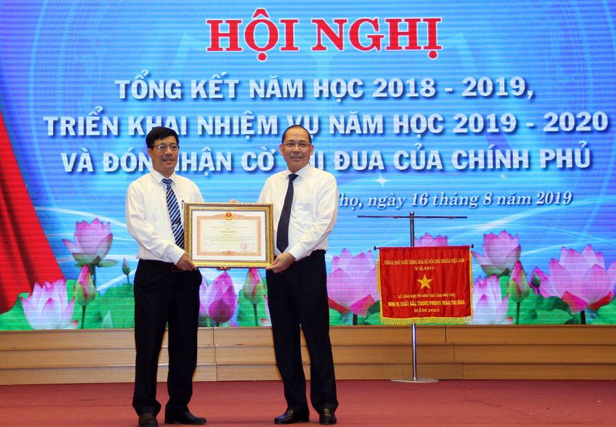 Hoàng Công Thủy- Phó Bí thư Thường trực Tỉnh ủy thừa ủy quyền của Thủ tướng trao Bằng khen của Chính phủ cho cá nhân có thành tích xuất. Ảnh Mạnh Thắng