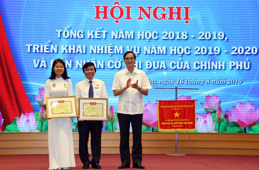 Lãnh đạo tỉnh Phú Thọ tặng Bằng khen cho các cá nhân có thành tích xuất sắc. Ảnh Mạnh Thắng