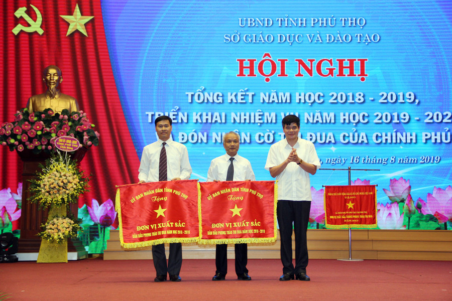 Lãnh đạo tỉnh Phú Thọ trao cờ thi đua của UBND tỉnh cho các tập thể. Ảnh Mạnh Thắng