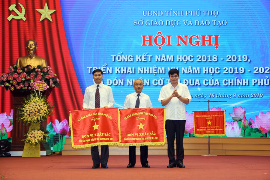 Lãnh đạo tỉnh Phú Thọ trao cờ thi đua của UBND tỉnh cho các tập thể. Ảnh Mạnh Thắng