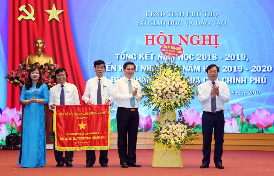 Thừa ủy quyền của Chính phủ Phó Bí thư Tỉnh ủy, Chủ tịch UBND tỉnh Phú Thọ Bùi Văn Quang -trao Cờ thi đua của Thủ tướng Chính phủ cho Ngành GD&ĐT Phú Thọ. Ảnh Mạnh Thắng