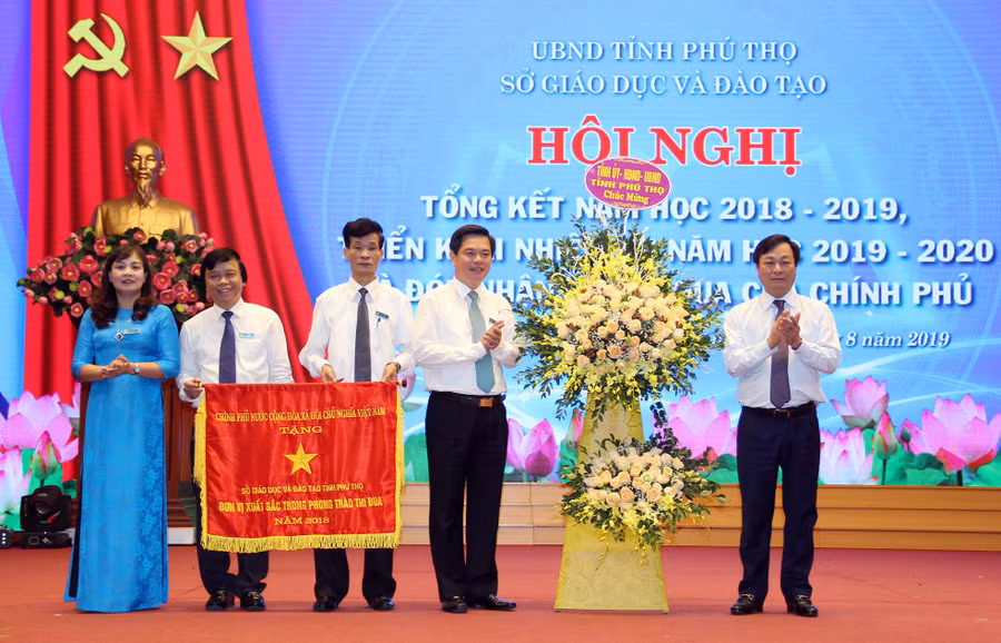 Thừa ủy quyền của Chính phủ Phó Bí thư Tỉnh ủy, Chủ tịch UBND tỉnh Phú Thọ Bùi Văn Quang -trao Cờ thi đua của Thủ tướng Chính phủ cho Ngành GD&ĐT Phú Thọ. Ảnh Mạnh Thắng