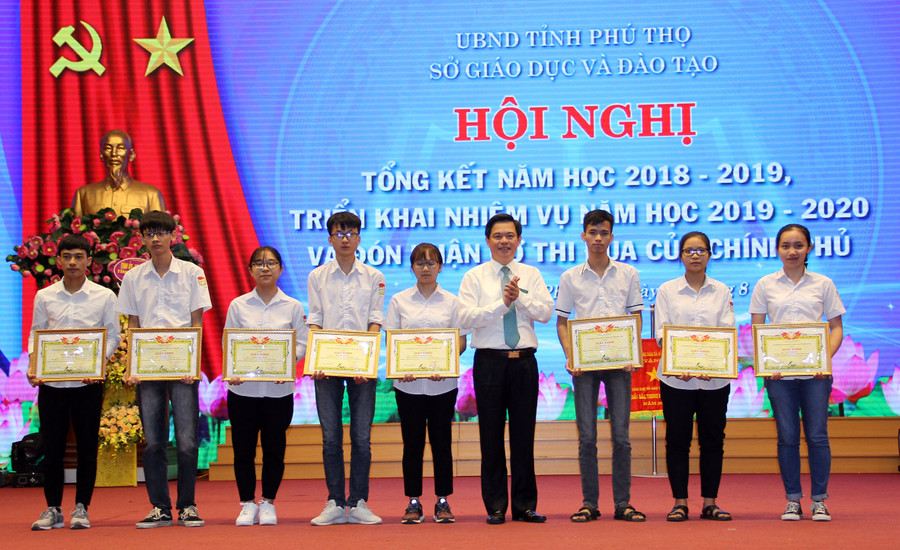 Giám đốc Sở GD&ĐT Phú Thọ Trịnh Thế Truyền tặng giấy khen cho các em HS có thành tích xuất sắc trong năm học 2018 - 2019. Ảnh Mạnh Thắng