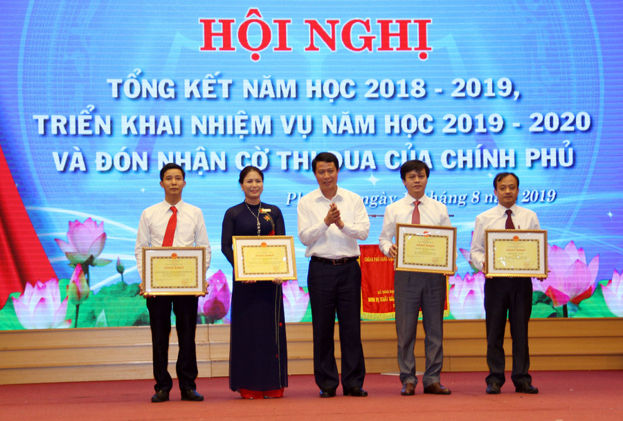 Lãnh đạo Ban tuyên giáo Tỉnh ủy Phú Thọ trao tặng Bằng khen cho các cá nhân có thành tích xuất sắc. Ảnh Mạnh Thắng