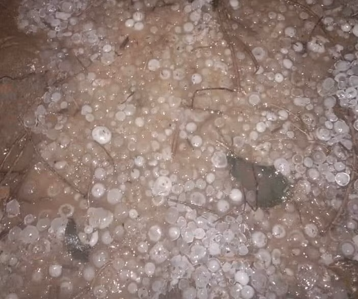 Đá rơi phủ trắng mặt đường.