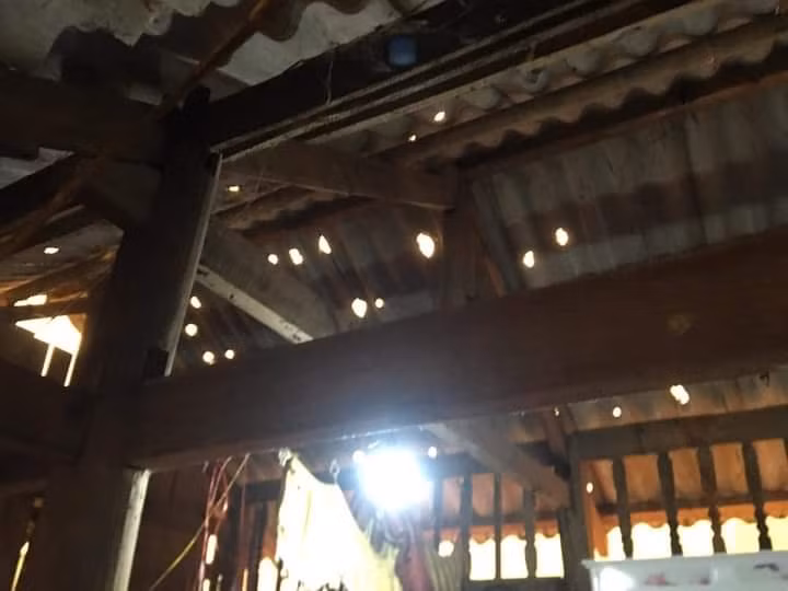 Nhiều ngôi nhà bị đá xuyên thủng mái.