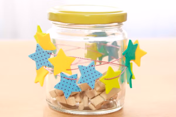 Với lọ thủy tinh bỏ đi bạn sẽ có 4 cách đơn giản tái chế thành đồ dùng tiện ích ảnh 8