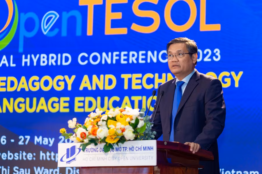 GS.TS Nguyễn Minh Hà, Hiệu trưởng Trường ĐH Mở TPHCM phát biểu tại hội thảo. 