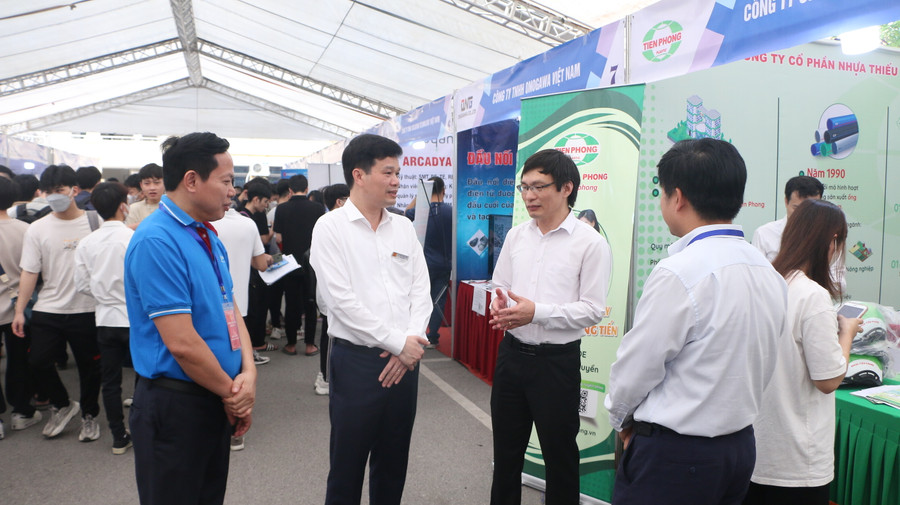 Đại diện nhà trường thăm quan các gian hàng của doanh nghiệp tại ngày hội. Đại diện nhà trường thăm quan các gian hàng của doanh nghiệp tại ngày hội.