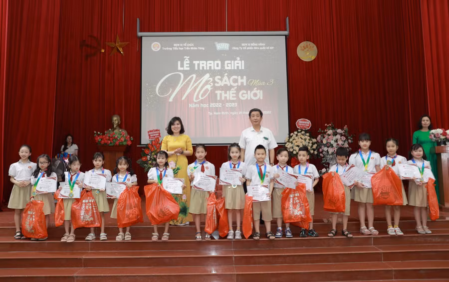 Trưởng Phòng GD&ĐT TP Nam Định Nguyễn Thế Lâm và cô Hiệu trưởng Hoàng Thanh Bình trao thưởng cho các em học sinh.