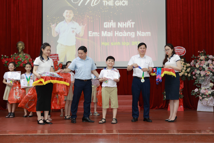 Đại diện ban tổ chức trao thưởng cho học sinh xuất sắc. Đại diện ban tổ chức trao thưởng cho học sinh xuất sắc.