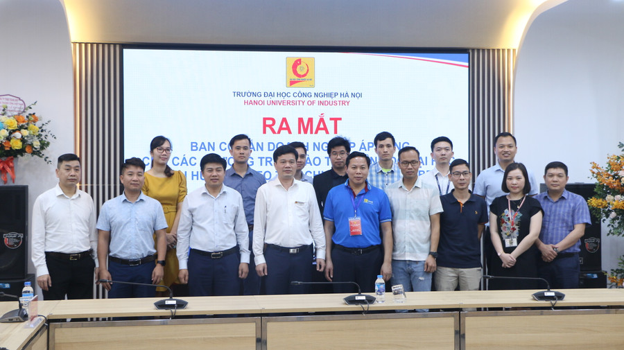 Đại diện nhà trường chụp ảnh cùng Ban cố vấn doanh nghiệp của Chương trình đào tạo Công nghệ kỹ thuật Cơ khí. Đại diện nhà trường chụp ảnh cùng Ban cố vấn doanh nghiệp của Chương trình đào tạo Công nghệ kỹ thuật Cơ khí.