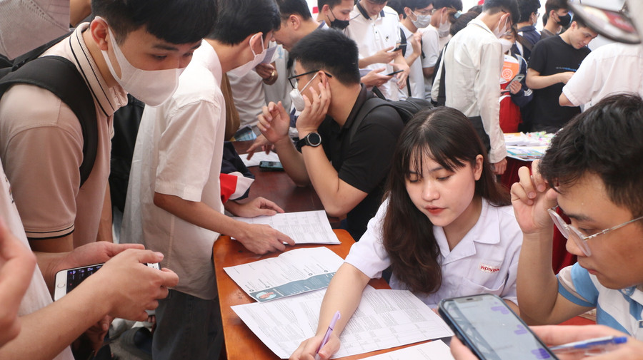 Đông đảo sinh viên tới tìm hiểu về thông tin tuyển dụng tại các gian tư vấn. Đông đảo sinh viên tới tìm hiểu về thông tin tuyển dụng tại các gian tư vấn.