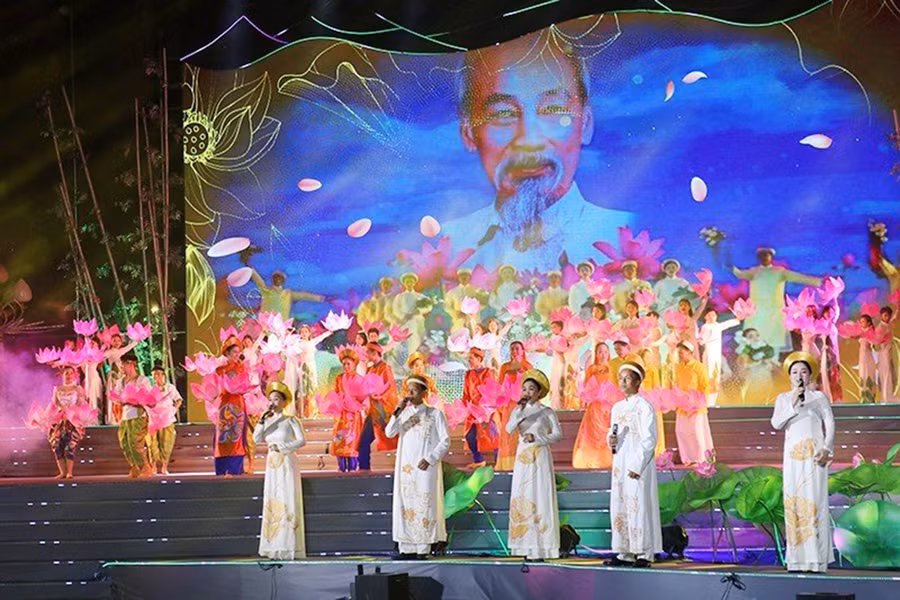 Chương trình nghệ thuật đặc biệt Bế mạc Lễ hội Làng Sen. Ảnh: TQ
