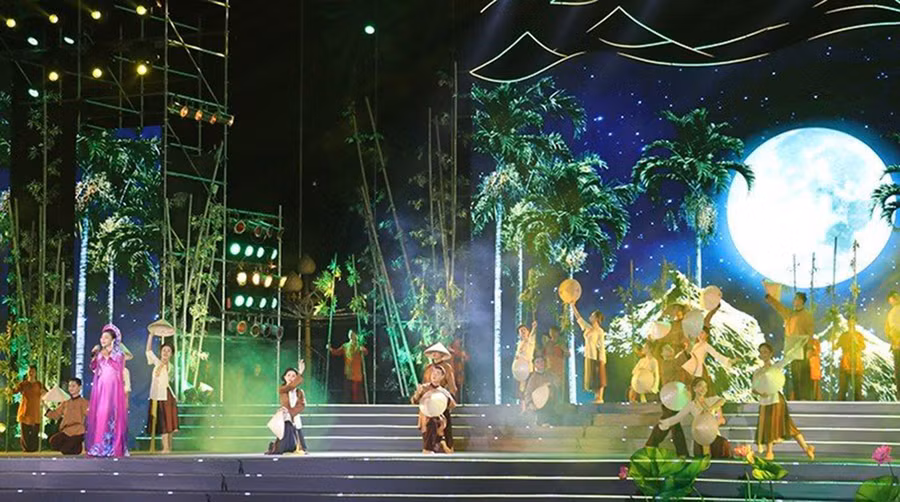 Chương trình nghệ thuật tái hiện lại phong cảnh làng Sen – quê nhà của Chủ tịch Hồ Chí Minh thân thương, bình dị nhưng luôn ấm áp tình người. Ảnh: TQ