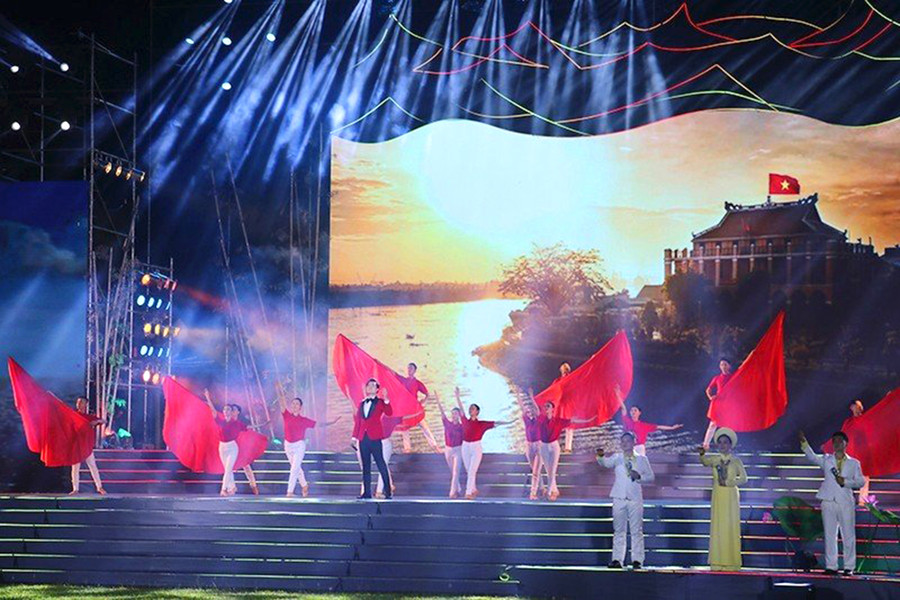 Nhiều tiết mục nghệ thuật hấp dẫn được các nghệ sĩ biểu diễn. Ảnh: QT