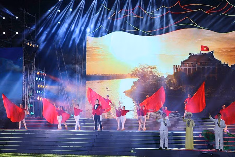 Nhiều tiết mục nghệ thuật hấp dẫn được các nghệ sĩ biểu diễn. Ảnh: QT