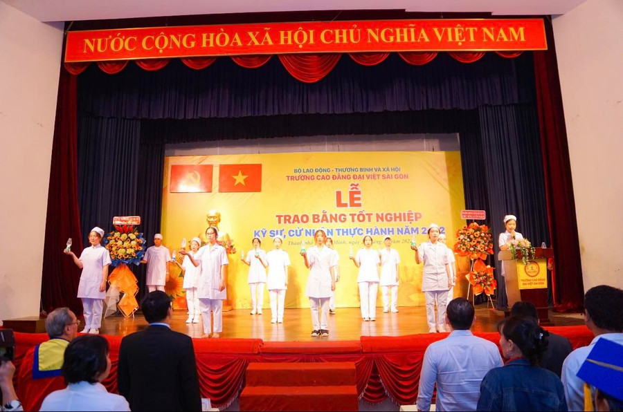 Các tân cử nhân dược sĩ thực hiện nghi thức lời thề ngành Y trước khi ra trường.