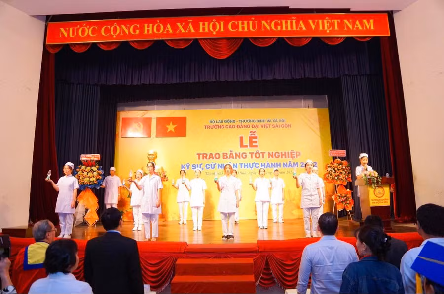 Các tân cử nhân dược sĩ thực hiện nghi thức lời thề ngành Y trước khi ra trường. Các tân cử nhân dược sĩ thực hiện nghi thức lời thề ngành Y trước khi ra trường.