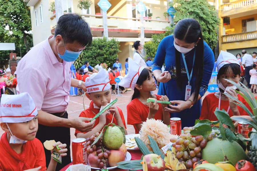 Đại diện nhà hảo tâm chia quà cho các cháu khuyết tật, mồ côi.