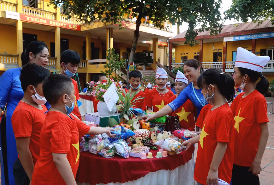 Các cô trò của Trung tâm vui phá cỗ Trung thu.