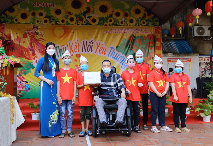 Đại diện các nhà hảo tâm trên địa bàn tặng quà động viên các cháu học sinh khuyết tật có hoàn cảnh gia đình đặc biệt khó khăn.