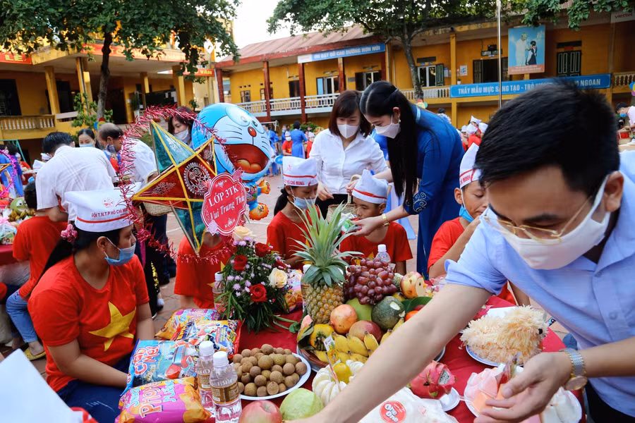 Cô Nguyễn Thị Nghĩa, Giám đốc Trung tâm bảo trợ trẻ em tàn tật và mồ côi thành phố Việt Trì và Bí Thư Thành ủy Việt Trì động viên, chia quà cho các cháu khuyết tật, mồ côi.